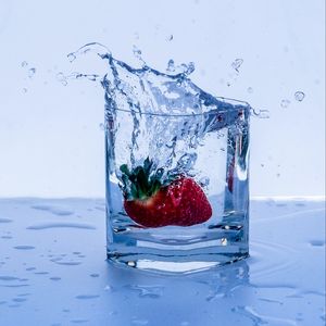 Preview wallpaper strawberries, spray, splash, glass