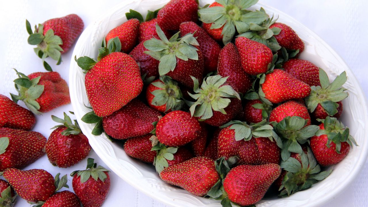Wallpaper strawberries, sweet, dish, fruit
