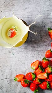 Preview wallpaper strawberries, white chocolate, berries, dessert