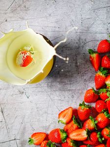 Preview wallpaper strawberries, white chocolate, berries, dessert