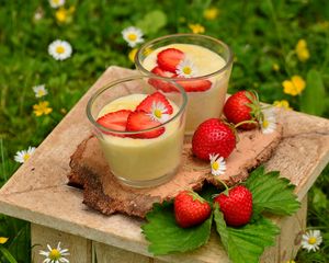Preview wallpaper strawberries, yogurt, berries, flowers