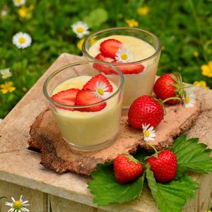 Preview wallpaper strawberries, yogurt, berries, flowers
