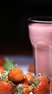 Preview wallpaper strawberry, berries, cocktail, glass, dessert