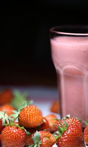 Preview wallpaper strawberry, berries, cocktail, glass, dessert