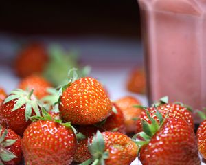 Preview wallpaper strawberry, berries, cocktail, glass, dessert