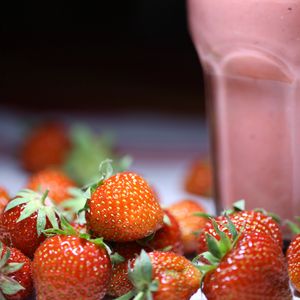 Preview wallpaper strawberry, berries, cocktail, glass, dessert