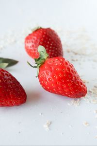 Preview wallpaper strawberry, berries, fruit, white, crumbs