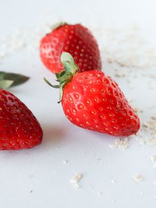 Preview wallpaper strawberry, berries, fruit, white, crumbs