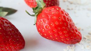 Preview wallpaper strawberry, berries, fruit, white, crumbs