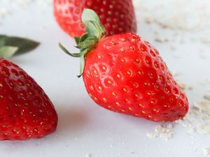 Preview wallpaper strawberry, berries, fruit, white, crumbs