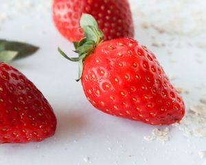 Preview wallpaper strawberry, berries, fruit, white, crumbs