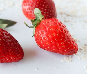 Preview wallpaper strawberry, berries, fruit, white, crumbs