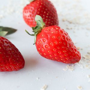 Preview wallpaper strawberry, berries, fruit, white, crumbs