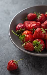 Preview wallpaper strawberry, berries, fruit, red, bowl