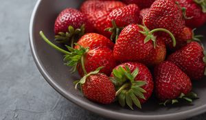 Preview wallpaper strawberry, berries, fruit, red, bowl