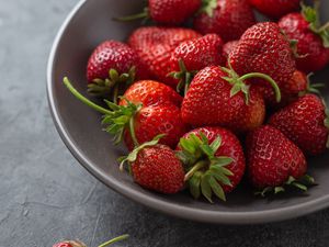 Preview wallpaper strawberry, berries, fruit, red, bowl