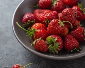 Preview wallpaper strawberry, berries, fruit, red, bowl