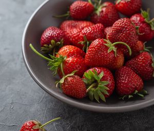 Preview wallpaper strawberry, berries, fruit, red, bowl