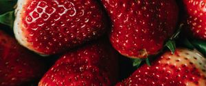 Preview wallpaper strawberry, berries, fruit, red, macro