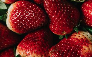 Preview wallpaper strawberry, berries, fruit, red, macro