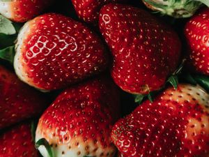 Preview wallpaper strawberry, berries, fruit, red, macro