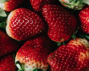 Preview wallpaper strawberry, berries, fruit, red, macro