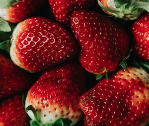 Preview wallpaper strawberry, berries, fruit, red, macro