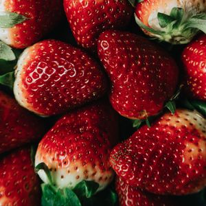 Preview wallpaper strawberry, berries, fruit, red, macro