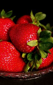Preview wallpaper strawberry, berries, fruit, dish, red