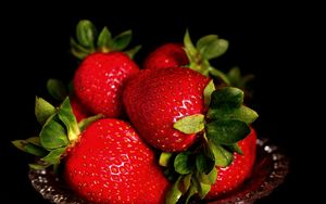 Preview wallpaper strawberry, berries, fruit, dish, red