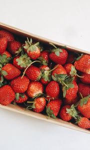 Preview wallpaper strawberry, berries, fruit, box, red