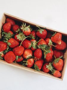 Preview wallpaper strawberry, berries, fruit, box, red