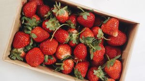 Preview wallpaper strawberry, berries, fruit, box, red