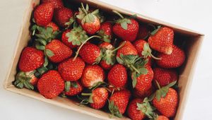 Preview wallpaper strawberry, berries, fruit, box, red