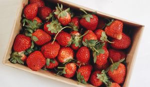 Preview wallpaper strawberry, berries, fruit, box, red