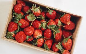 Preview wallpaper strawberry, berries, fruit, box, red