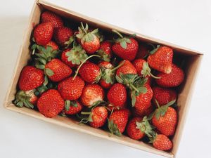 Preview wallpaper strawberry, berries, fruit, box, red