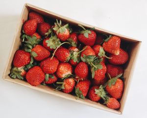 Preview wallpaper strawberry, berries, fruit, box, red