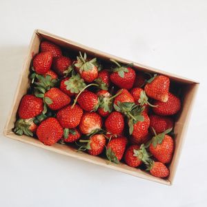 Preview wallpaper strawberry, berries, fruit, box, red