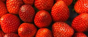 Preview wallpaper strawberry, berries, fruit, juicy, ripe, red