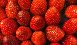 Preview wallpaper strawberry, berries, fruit, juicy, ripe, red