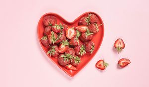 Preview wallpaper strawberry, berries, fruit, heart, red