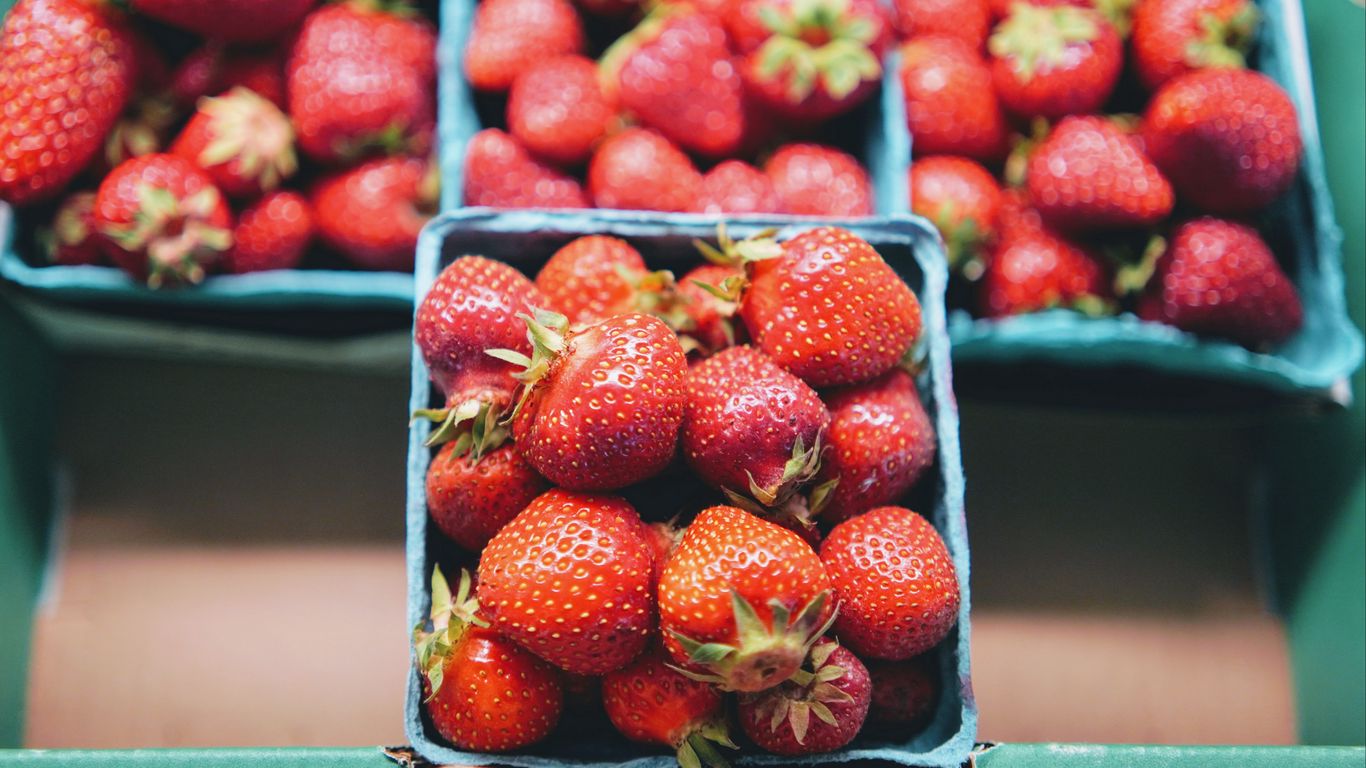 Download wallpaper 1366x768 strawberry, berries, fruit, fresh, box ...