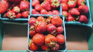 Preview wallpaper strawberry, berries, fruit, fresh, box