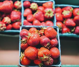 Preview wallpaper strawberry, berries, fruit, fresh, box