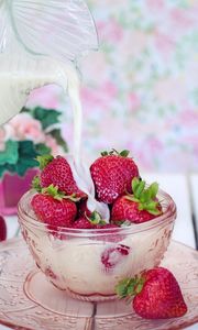 Preview wallpaper strawberry, berries, milk, plate