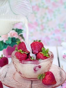 Preview wallpaper strawberry, berries, milk, plate