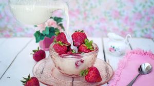Preview wallpaper strawberry, berries, milk, plate