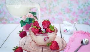 Preview wallpaper strawberry, berries, milk, plate