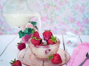 Preview wallpaper strawberry, berries, milk, plate